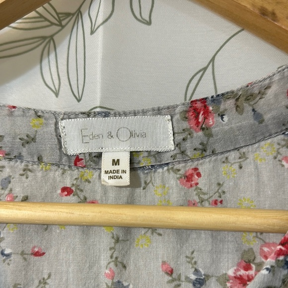 Eden & Olivia- Light Gray V-Neck Cuffed Sleeve Blouse EUC - Picture 2 of 7